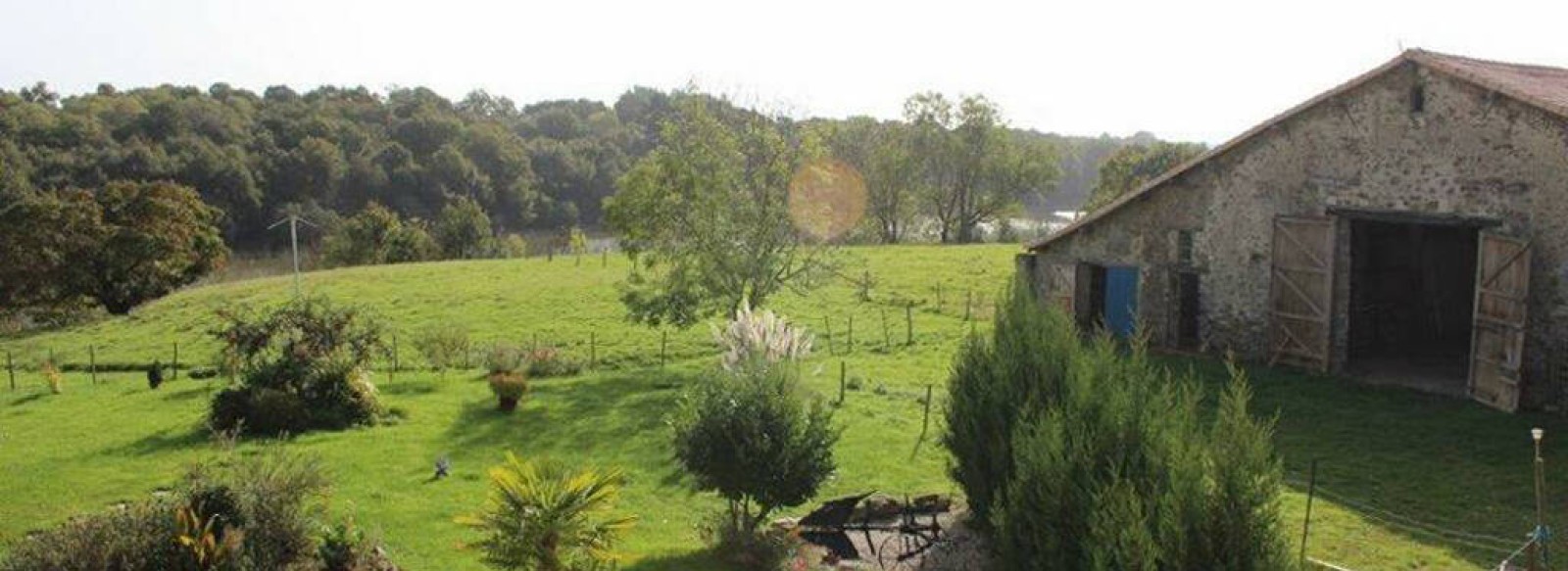 AIRE DE STATIONNEMENT LES CRINS AU BORD DU LAC