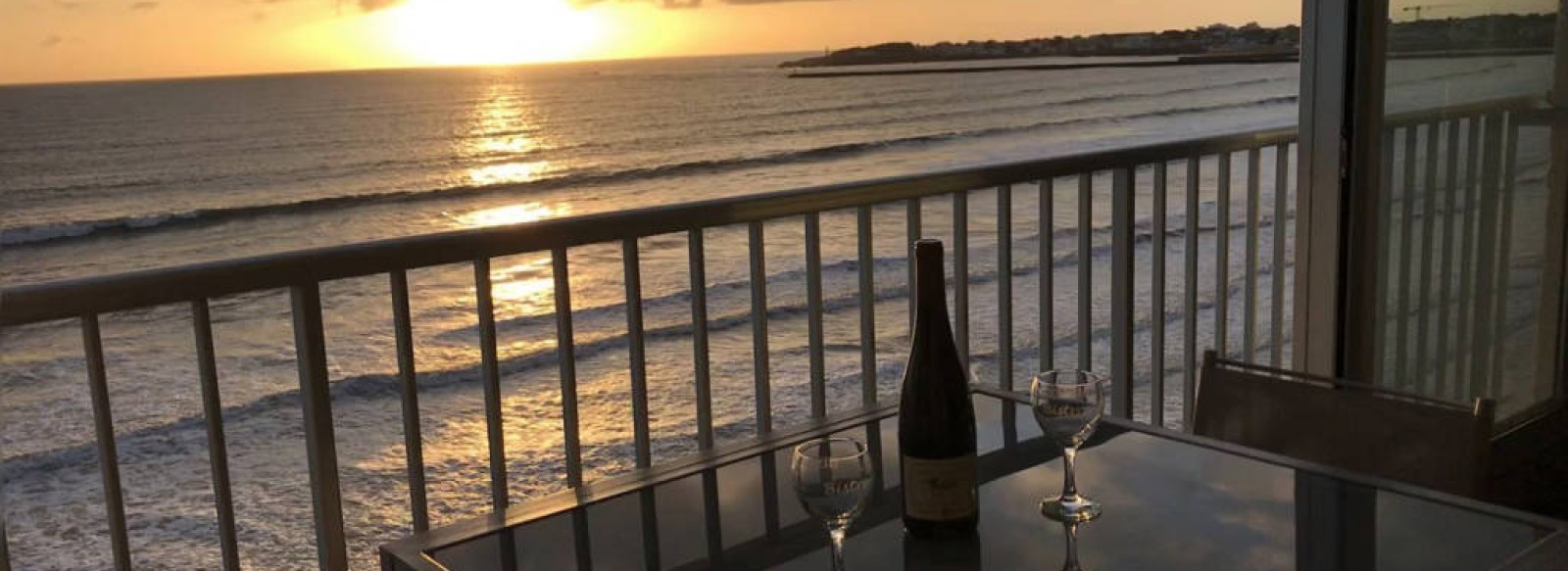 UN APPARTEMENT AVEC ACCES PLAGE A SAINT-GILLES, VUE MER COMME SUR UN BATEAU