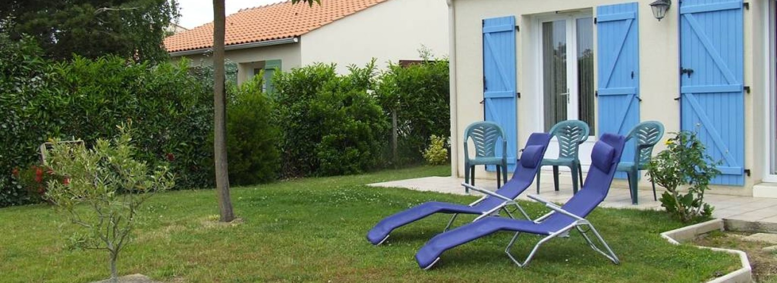 UNE SYMPATHIQUE MAISON DE VACANCES AUX VOLETS BLEUS