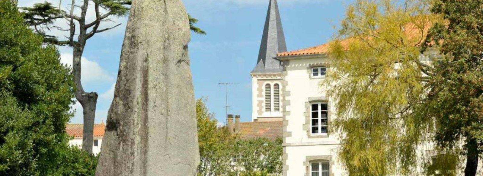 MENHIRS ET DOLMENS