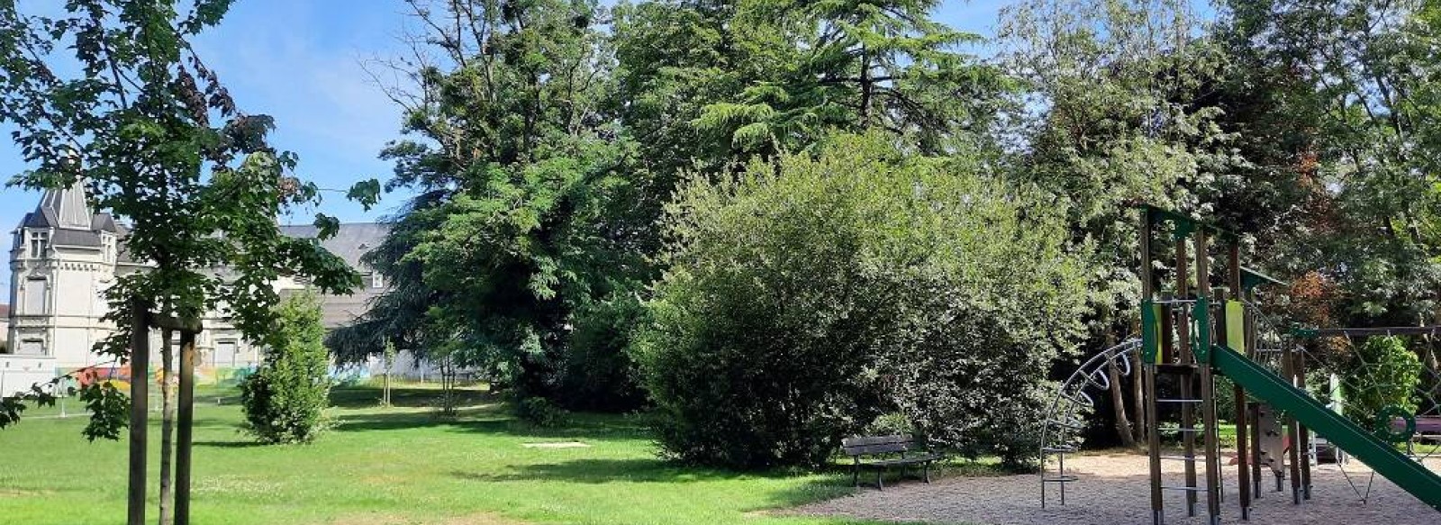 Aire de pique-nique du parc du Chateau des Cloitres